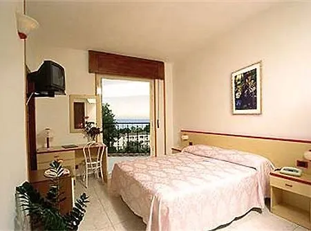 Ξενοδοχείο Pineta 3*